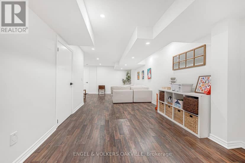 2592 Castle Hill Crescent — photo 40 of 40