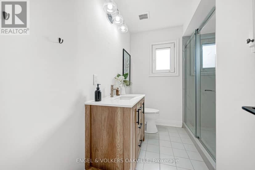 2592 Castle Hill Crescent — photo 33 of 40