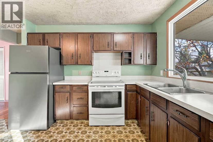 556 Lysander Drive SE — photo 9 of 38
