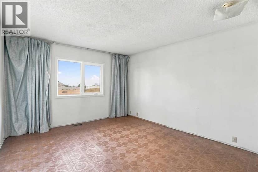 556 Lysander Drive SE — photo 12 of 38