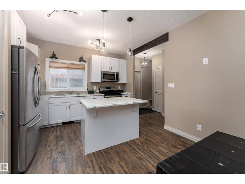 556 Secord Bv NW — photo 9 of 33
