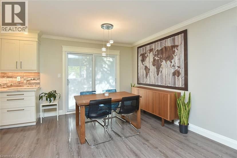 699 CASTLEGUARD Crescent — photo 18 of 40