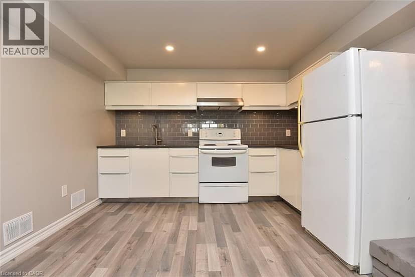 699 CASTLEGUARD Crescent — photo 35 of 40