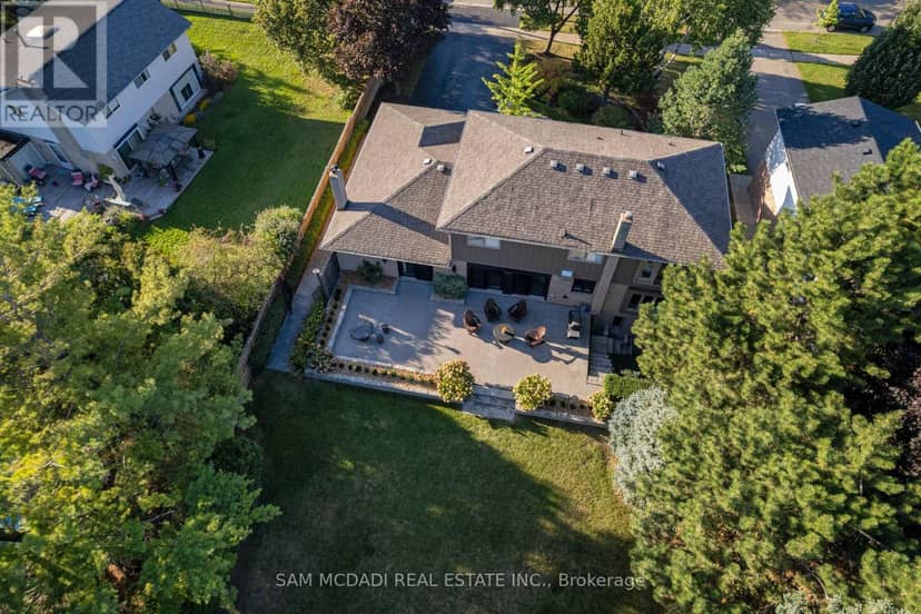 21 Kenninghall Boulevard — photo 9 of 40