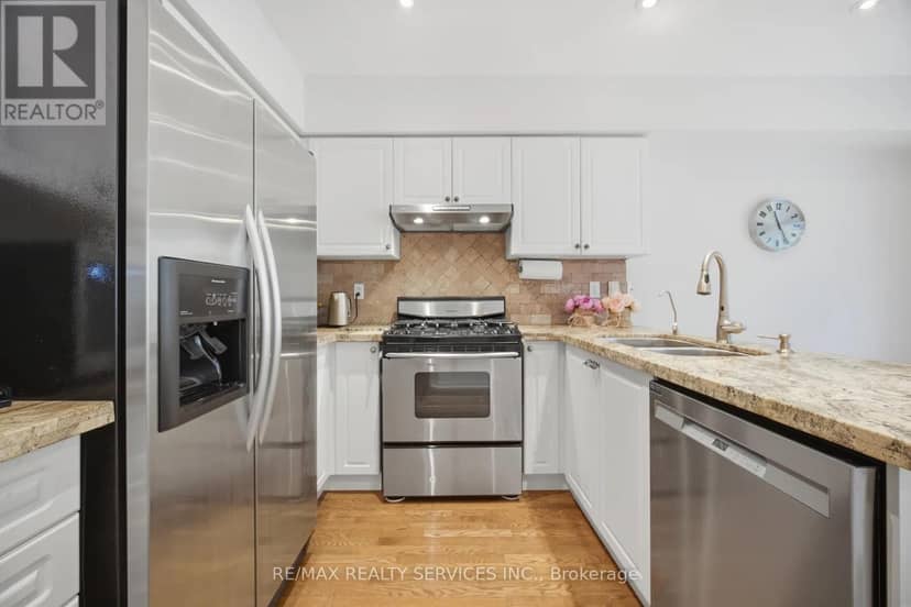 582 Plantation Gate, Newmarket, photo 8
