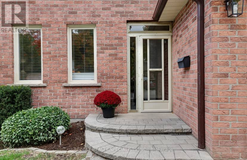 1027 Serdica Court, Mississauga, photo 2
