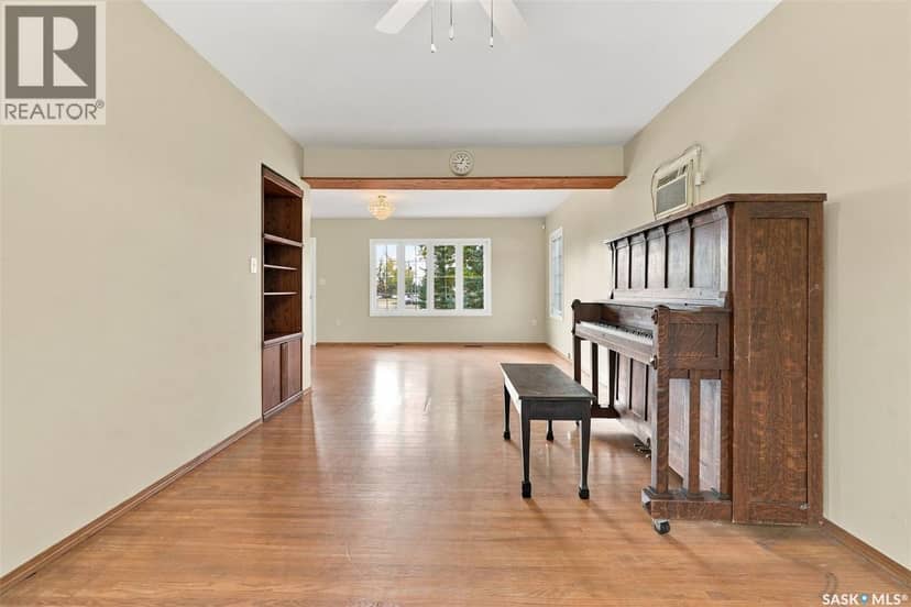 546 Elm CRESCENT — photo 10 of 40