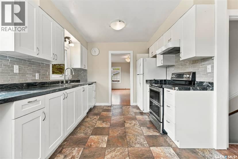 546 Elm CRESCENT — photo 15 of 40
