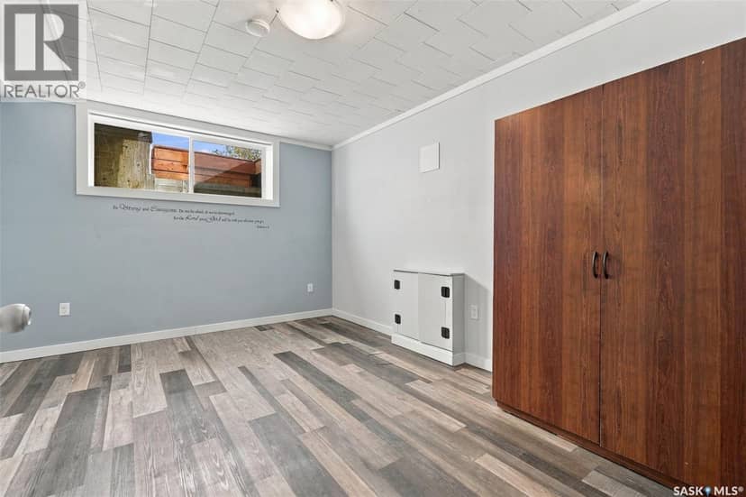 546 Elm CRESCENT — photo 35 of 40
