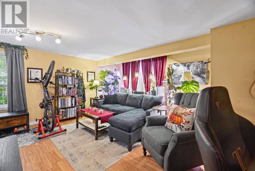 10 Johnson Crescent — photo 31 of 38