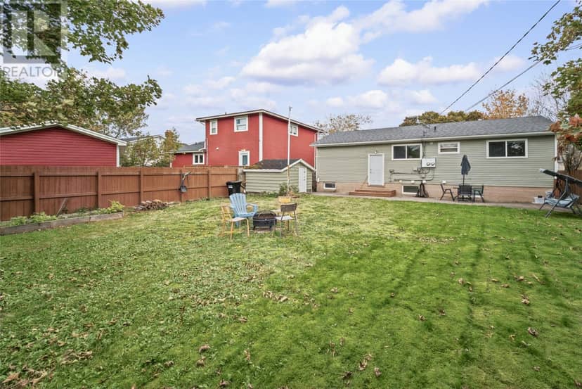 10 Johnson Crescent — photo 7 of 38