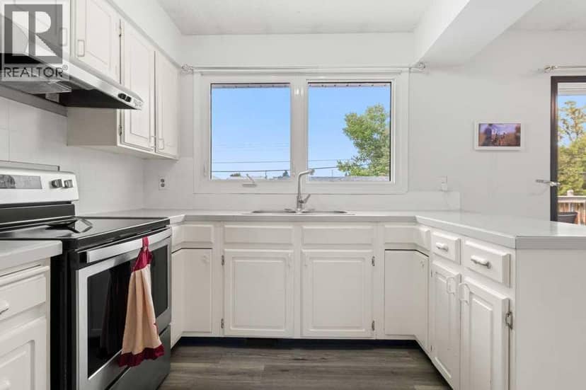 4818 52 Street — photo 10 of 36