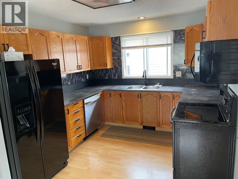 33 Graham Road, Whitecourt, photo 2
