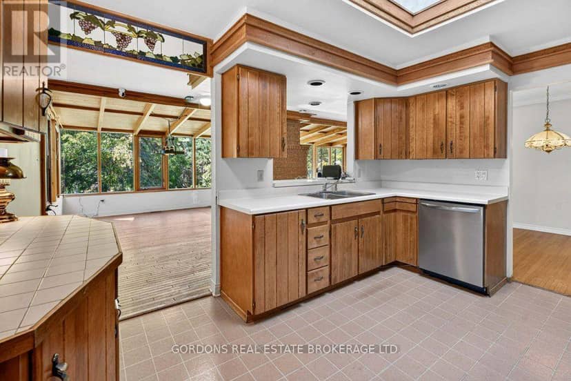 679 Palace Road — photo 13 of 40