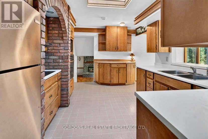 679 Palace Road — photo 23 of 40