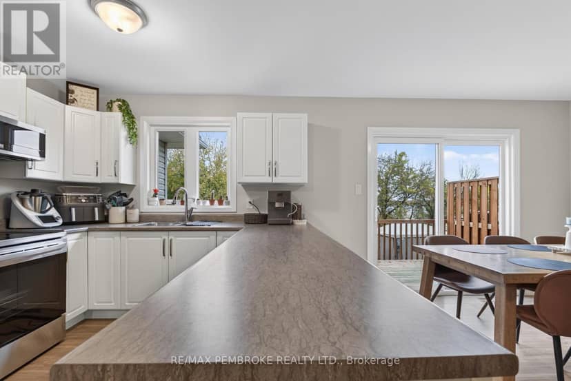 617 Nelson Street, Pembroke, photo 3