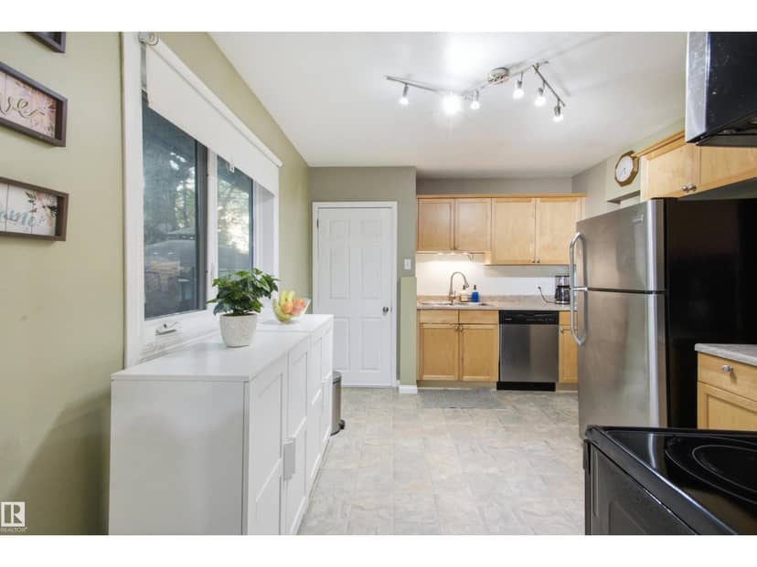 15933 95 AV NW — photo 12 of 37