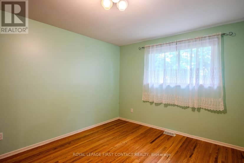 12 Daphne Crescent — photo 12 of 39