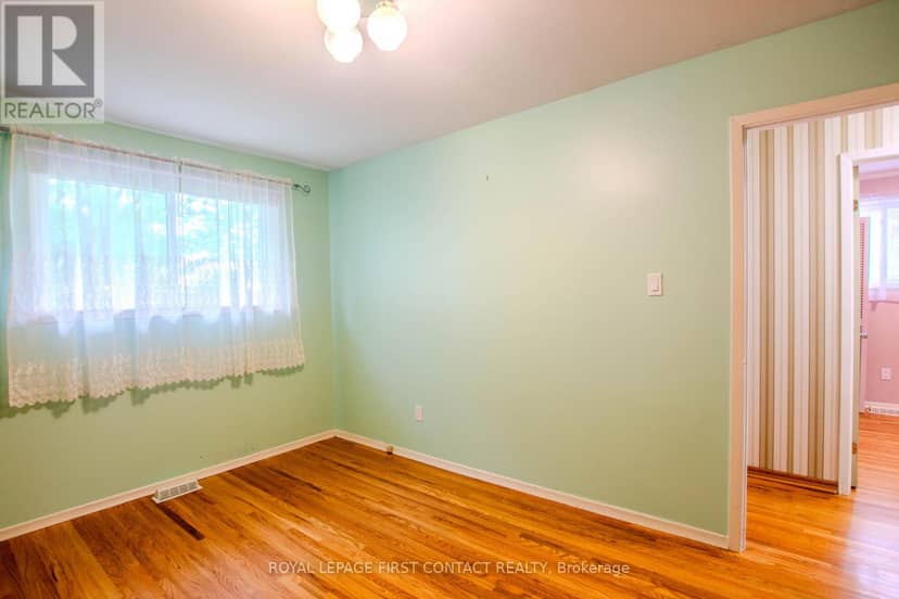 12 Daphne Crescent — photo 13 of 39