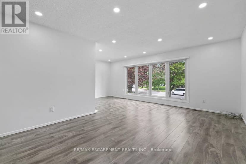 24 Tara Crescent — photo 18 of 40