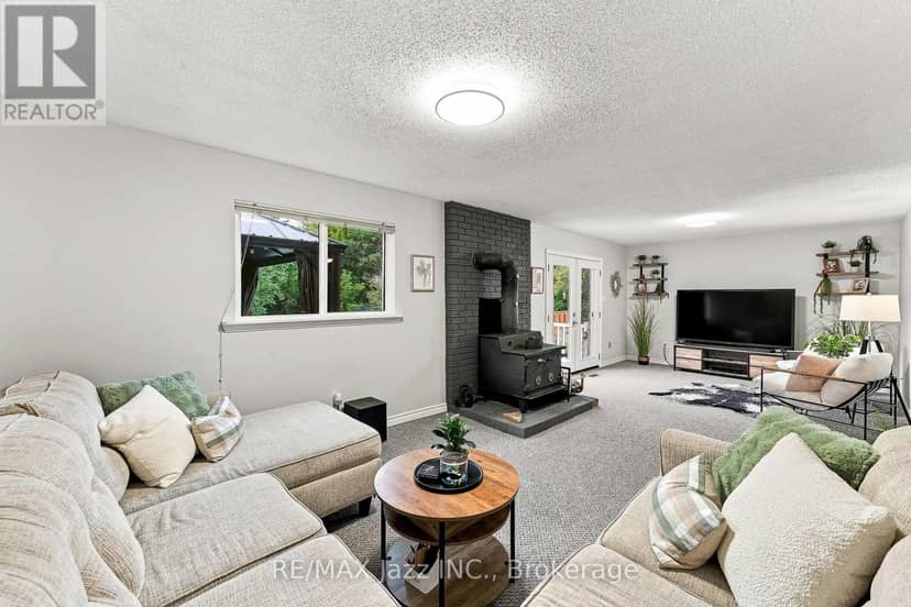 76 Chester Crescent — photo 16 of 40