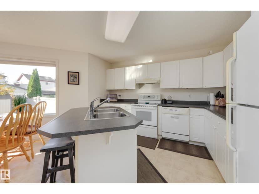 553 Glenwright Cr NW — photo 12 of 37