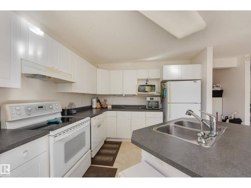 553 Glenwright Cr NW — photo 14 of 37