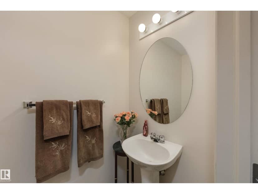 553 Glenwright Cr NW — photo 16 of 37