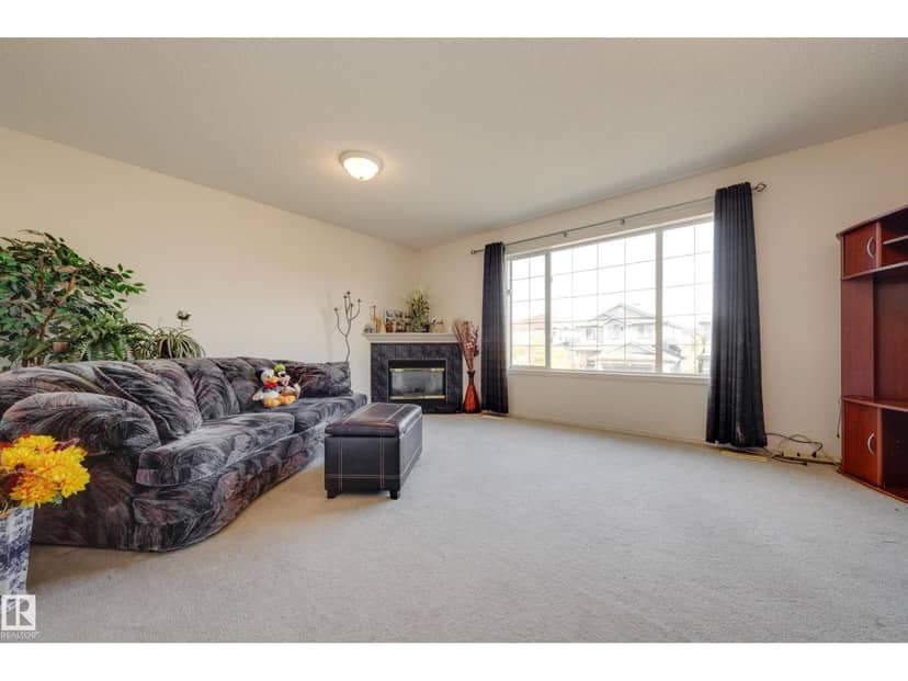 553 Glenwright Cr NW — photo 17 of 37
