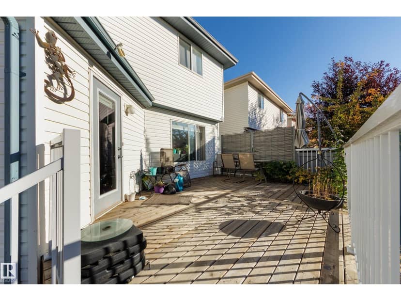 553 Glenwright Cr NW — photo 31 of 37