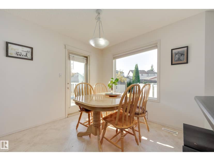 553 Glenwright Cr NW — photo 9 of 37