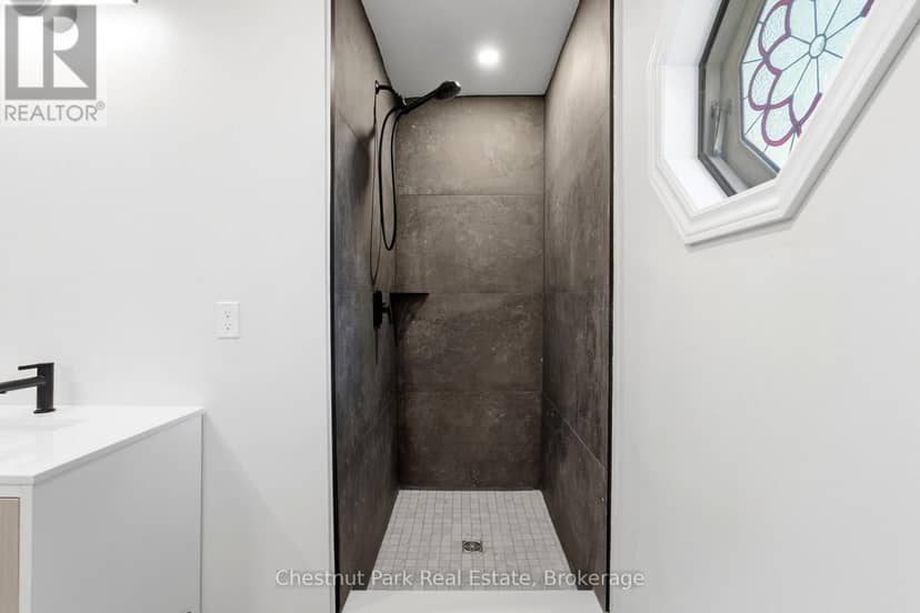 30 Catharine Crescent — photo 16 of 39