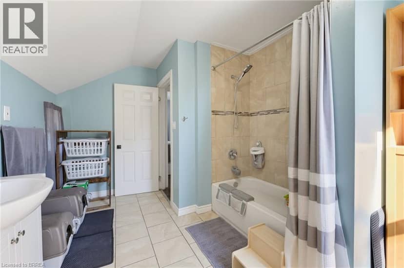 252 DUNDAS Street — photo 18 of 34