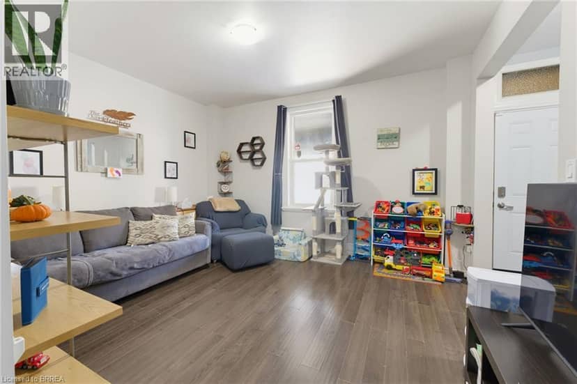 252 DUNDAS Street — photo 11 of 34