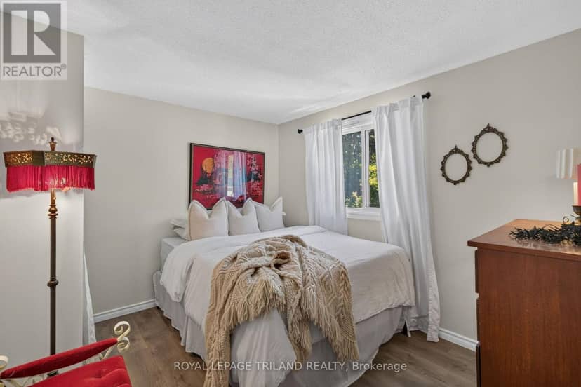 38 Caprice Crescent — photo 14 of 40