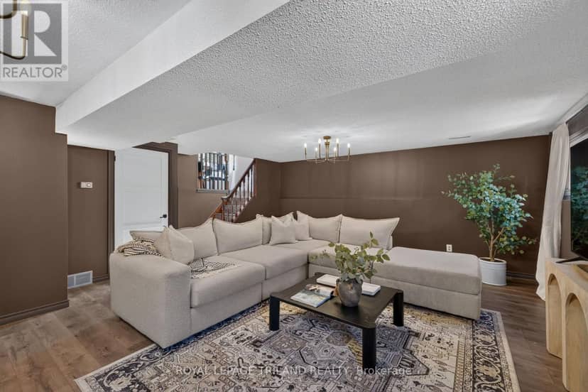 38 Caprice Crescent — photo 24 of 40