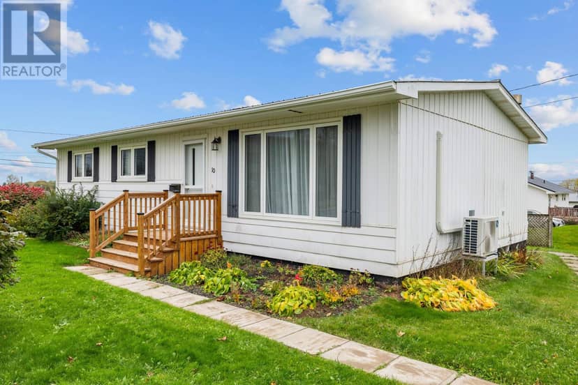 10 LONGWORTH Street, Souris
