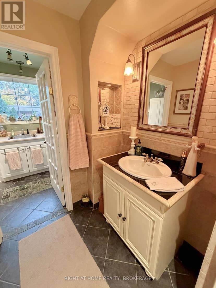 4108 Queen Victoria Street — photo 20 of 40