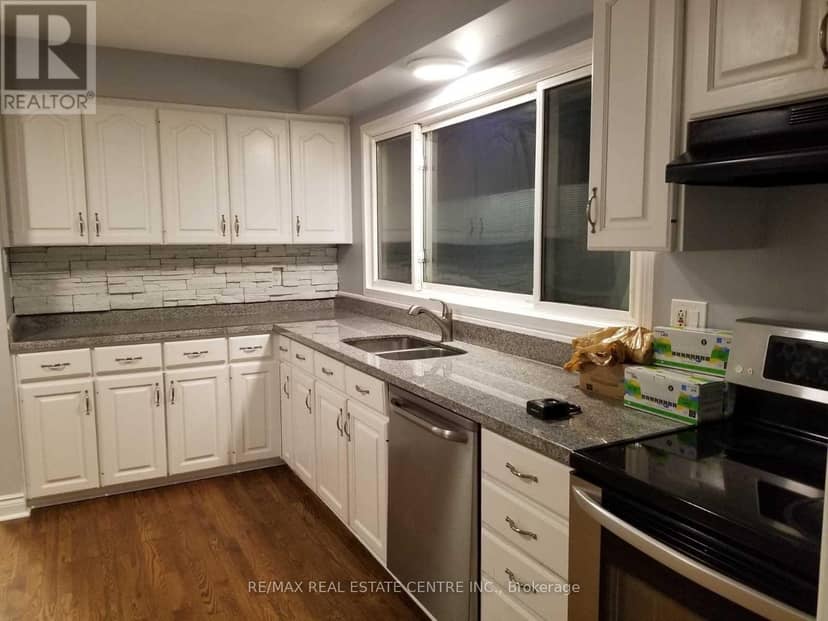 363 Duncombe Drive, Burlington, photo 3