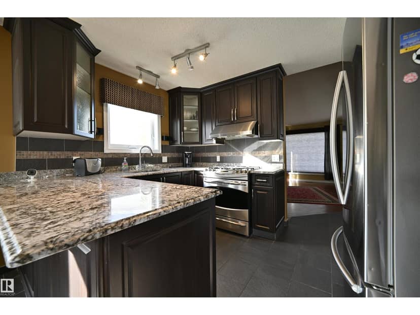 5304 155 AV NW — photo 10 of 40