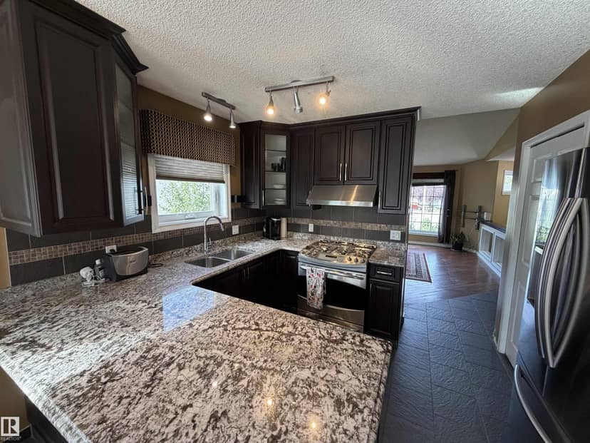 5304 155 AV NW — photo 11 of 40