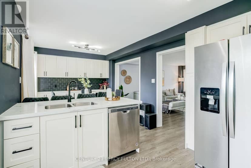 1842 Dalhousie Crescent — photo 14 of 40