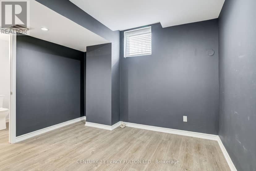 1842 Dalhousie Crescent — photo 31 of 40