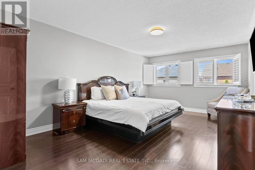 195 Holmes Crescent — photo 17 of 34