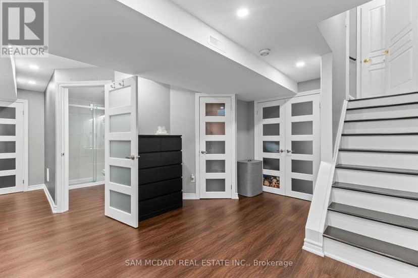 195 Holmes Crescent — photo 30 of 34