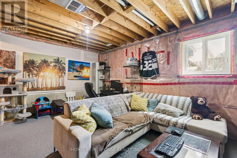 222 Sophia Crescent — photo 33 of 40