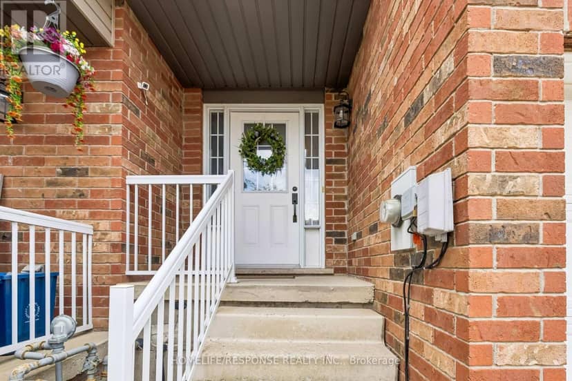 222 Sophia Crescent — photo 4 of 40