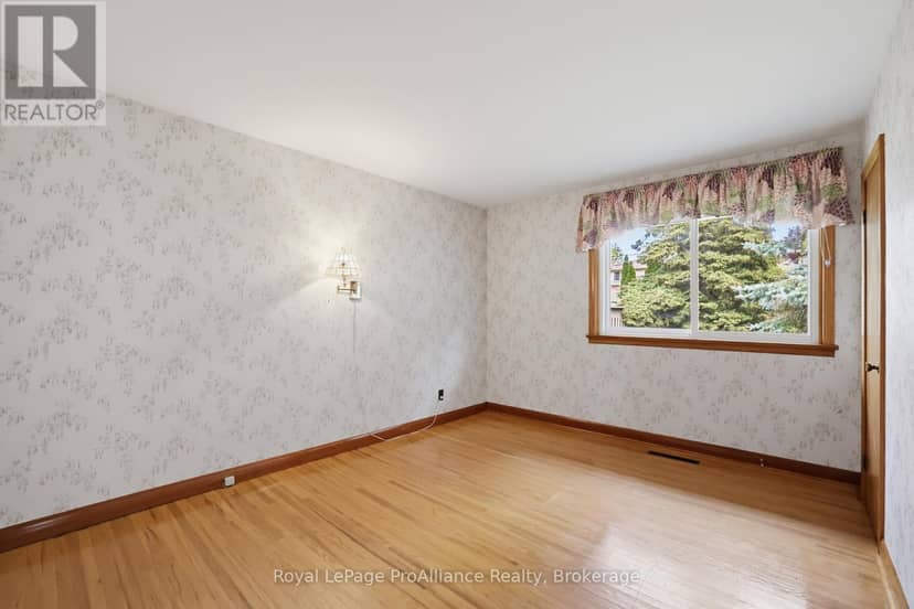 64 Elizabeth Crescent — photo 10 of 40