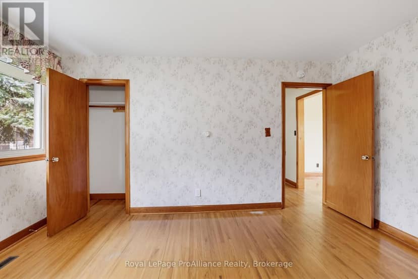 64 Elizabeth Crescent — photo 12 of 40