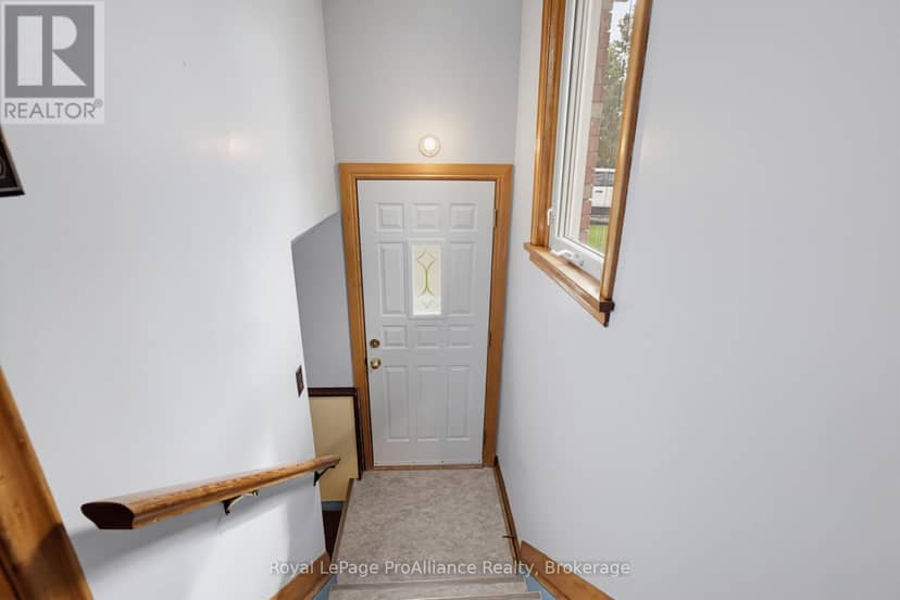 64 Elizabeth Crescent — photo 23 of 40